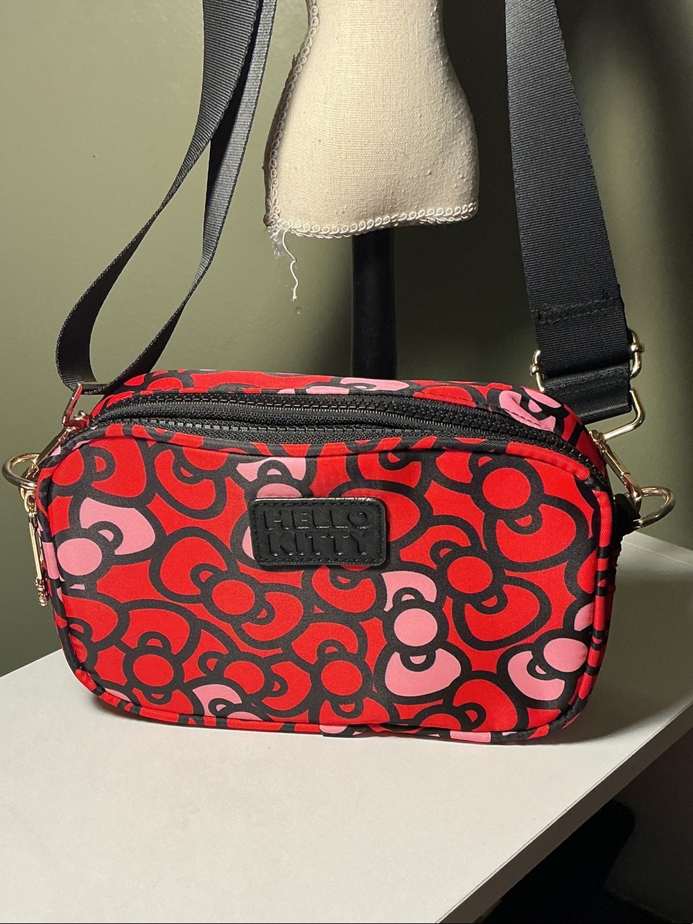 Hello Kitty BioWorld Red and Pink Bow Pattern Crossbody Bag with Black Strap NEW